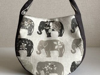 アジアンテイストのゾウ柄のワンハンドルバッグの画像