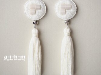 刺繍イヤリング　タッセル　オフホワイト　春　の画像
