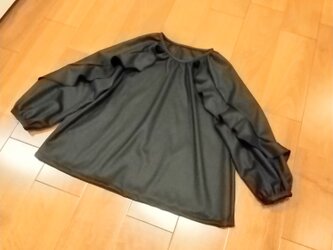 ブラックウールラグランフリルスリーブのトップスの画像