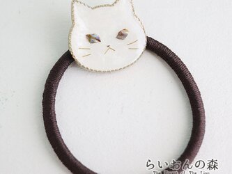 ウルウルおめめの猫ヘアゴム（シロネコさん）パールホワイト・螺鈿風の画像