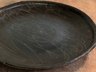 26cmリブ平皿　黒沈線　の画像