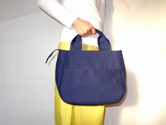 紺のシンプルトートバックの画像