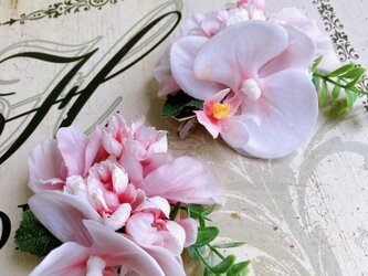 桜と胡蝶蘭のコサージュの画像