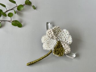 手刺繍ブローチ❁きらきらクローバーの画像