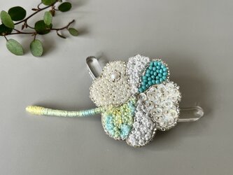 手刺繍ブローチ❁きらきらクローバーの画像