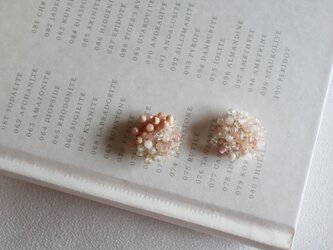 天然石の小さな桜ピアス　シャーベットカラー 淡色 一点ものの画像