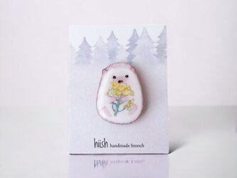 菜の花とハリネズミのピンバッジの画像