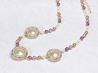 【お買い得商品】円形パフのネックレス・ホワイト&マルチカラーの画像