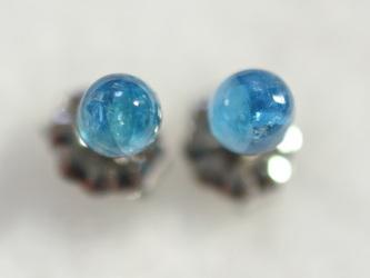 （１点もの）ネオンブルーアパタイトのスタッドピアス（4mm・チタンポスト）の画像