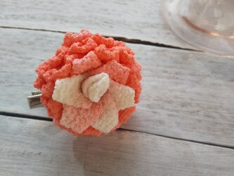 つまみ細工の満開バラのコサージュの画像