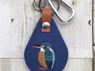 カワセミの刺繍キーホルダー（ネイビー）の画像
