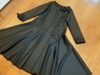 ブラックウールフレアワンピースの画像