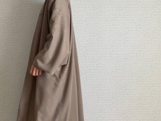 着物風ガウン　白茶×古代文字の画像
