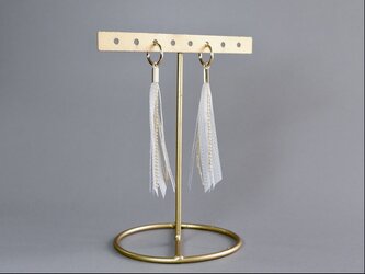 ボールチェーンタッセルイヤリング　white&goldの画像