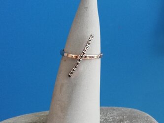 K18　クールなブラックダイヤが目を惹く、12+1 b-diamond ringの画像