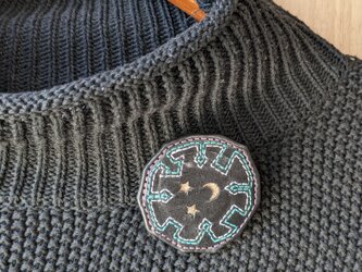 刺繍ブローチ『街』牛革BLACK×グリーン＆パープルの画像
