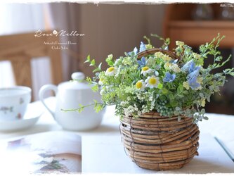 【アート】ブルーの小花とカモミールがかわいいパニエアレンジ　 ギフトにもお薦めです。の画像