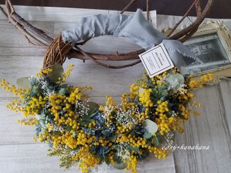 ミモザとかすみ草のブルーハーフwreathの画像