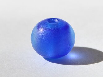 ガラスアクセサリー【瑠璃紺】縞の小石　M303の画像