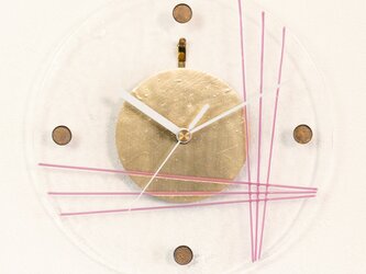 ラインガラスの壁掛け時計（ピンク色）の画像