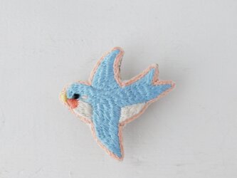 空色つばめ　刺繍ブローチ　【受注製作】の画像