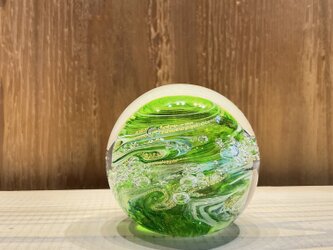 若草イロ　オバタ硝子工房　小さい宙soraのペーパーウエイト　の画像