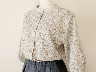 Botanical flower blouse アイボリー Ｍ～Ｌサイズの画像