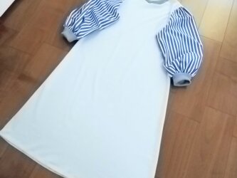 ライトグレーにストライプパフスリーブワンピースの画像