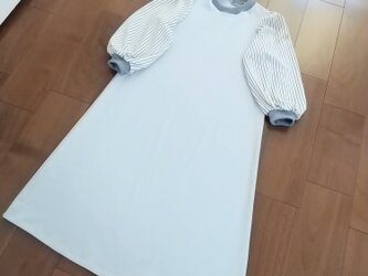 ライトグレーにストライプパフスリーブワンピースの画像