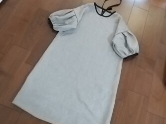 ダーク生成りリネンパフスリーブワンピースの画像