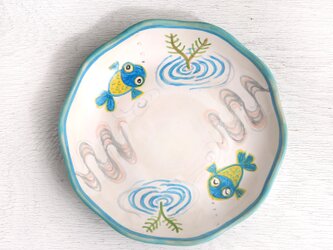 青い金魚と流水紋様の色絵菊皿の画像