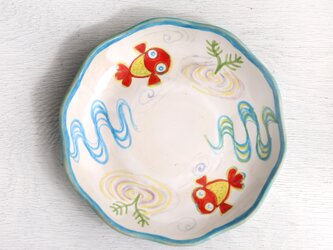赤い金魚と流水紋様の色絵菊皿の画像
