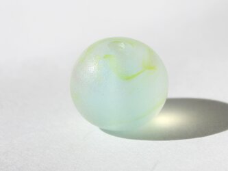 ガラスアクセサリー【藍白】縞の小石　L311の画像