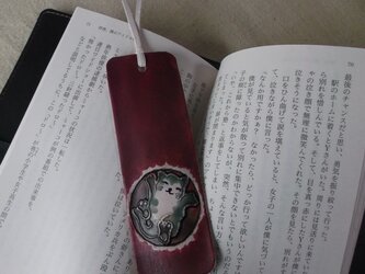 牛革のしおり　メッセージや名入れできます。猫　刻印＆拭き染めの画像