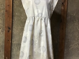 菊紋柄白大島紬ワンピースの画像