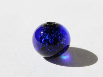 ガラスアクセサリー【濃藍】縞の小石　S313の画像