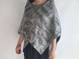 【1点もの】さんかく羽織 ブローチ付き 総手縫い -ウール着物地 グレーに波と植物、雲（ヴィンテージ） TRH276の画像