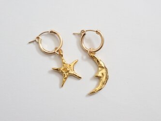 顔のある月と星のフープピアスの画像