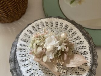 プリザーブドフラワーのコサージュの画像