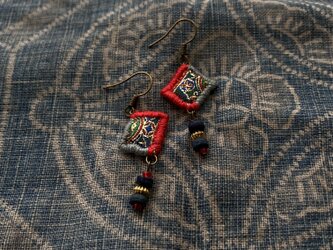 少数民族の刺繍リボンとビーズのピアス＊レッド&グレー＊の画像