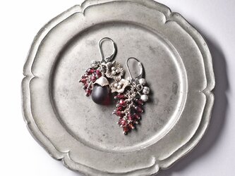 ダークレッドウエディングビーズとたわわなガーネット、お花カレンシルバーと小さな鈴のアンシメトリーピアスの画像