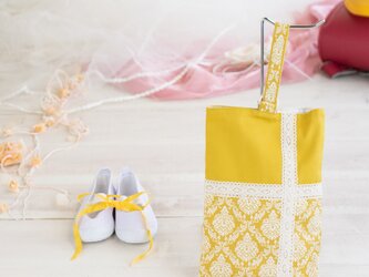 上品なダマスク柄のシューズバッグ：くすみマスタードの画像
