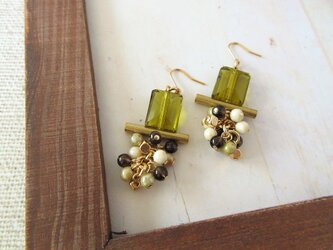 金具変更OK　ガラスとメタルパーツのイヤーアクセサリー（P1017）の画像