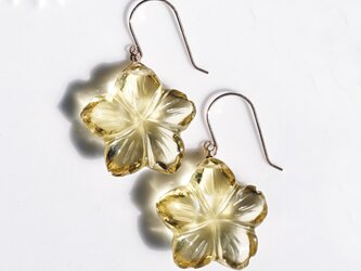 ☆K10レモンクォーツの彫刻によるお花のピアス　～Luciaの画像