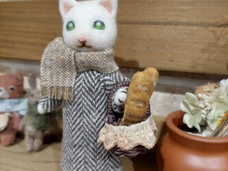 【nekokoro様専用です】フランスパン入りかごを持った白猫さん（羊毛フェルト）の画像
