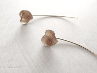 heart inside petals - GRAY - ピアスの画像