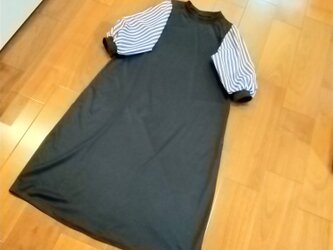 濃紺カットソーにストライプ袖のワンピースの画像