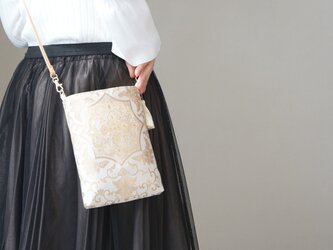 【花更紗　模様　ゴールド　シルク帯リメイク スマホショルダーバッグ】日常使い、お呼ばれの日に。サコッシュとしても。の画像