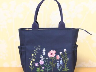 帆布の刺繍トートバッグ　春の野花　ロイヤルネイビーの画像