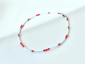 レッド×ライトブルー❇︎ランダムドットのビーズネックレスの画像